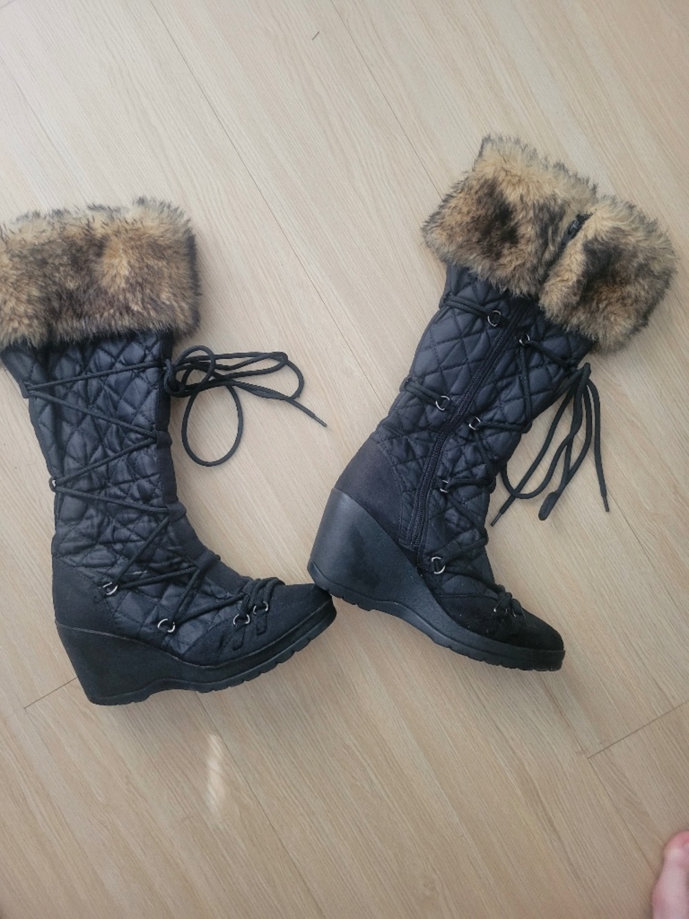 Delicious Black lace-up wedge snow boots fur at the top 8.5
